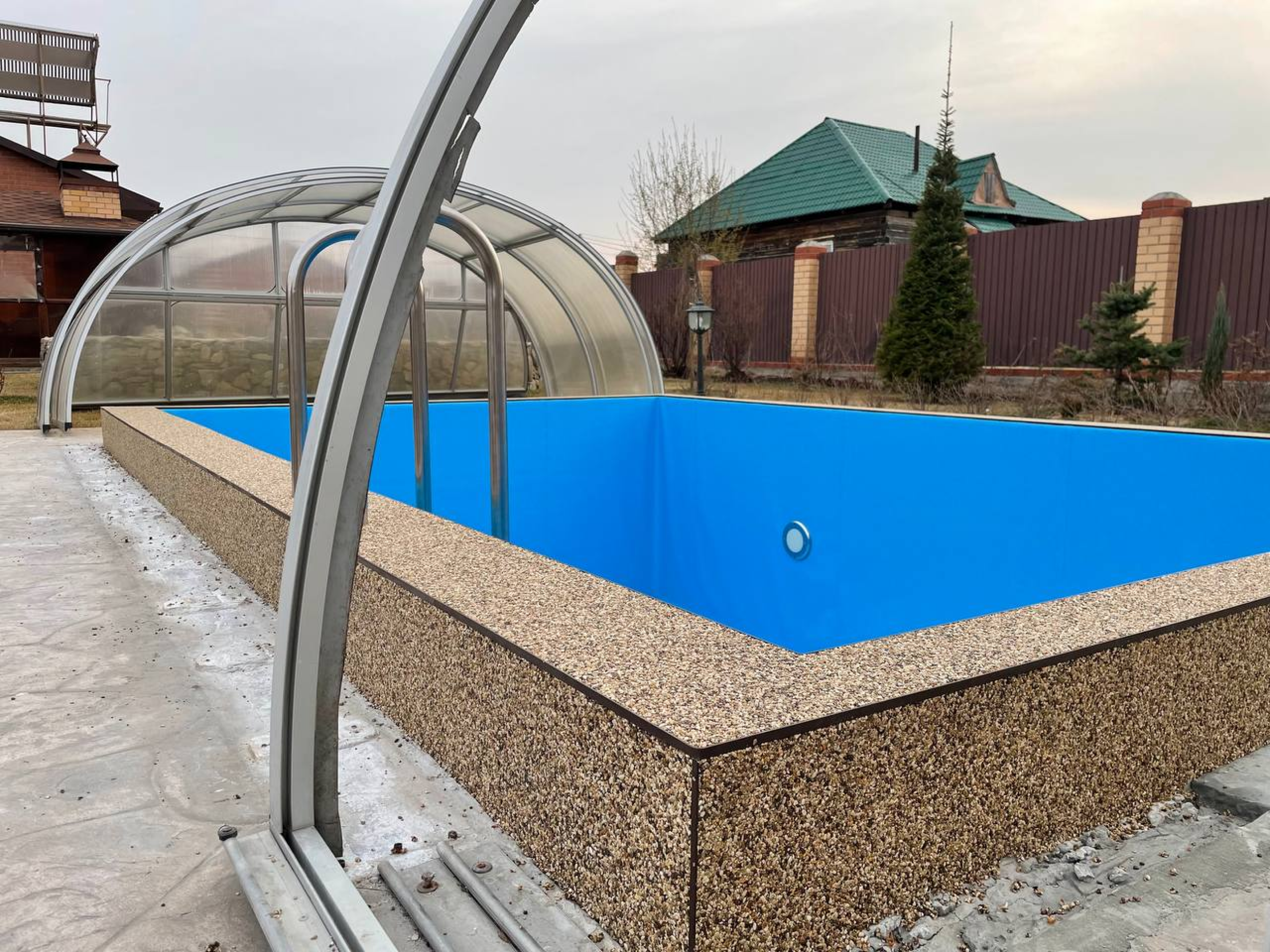 Отделка бассейна каменным ковром